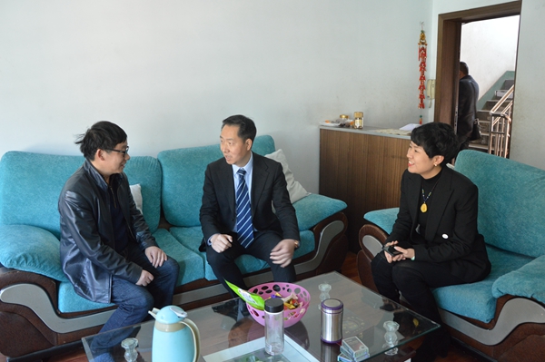 区领导走访慰问优秀教师代表 (1).JPG